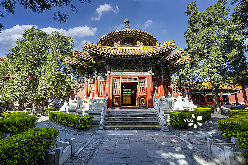 蓝天白云下的北京故宫御花园千秋亭图片素材