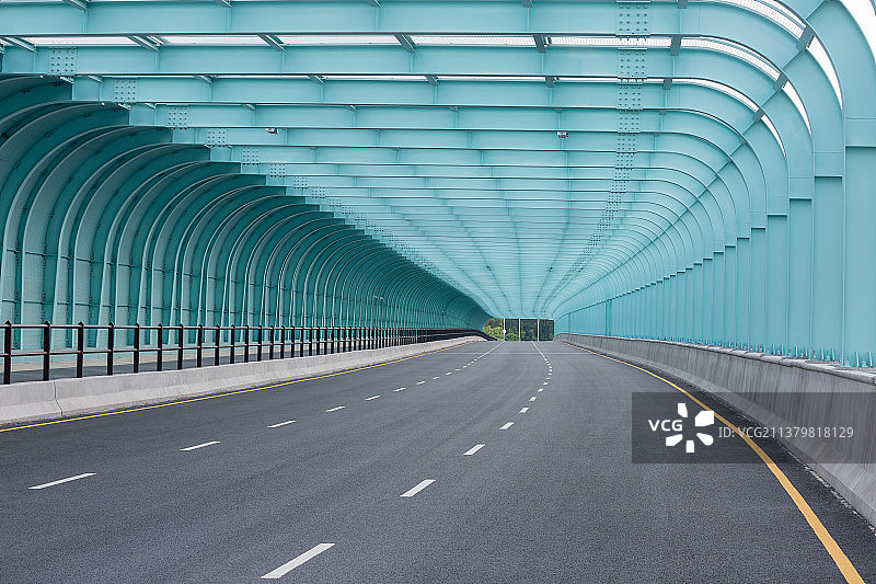 覆盖在高速路上的声屏障的排列成了优美的风景图片素材