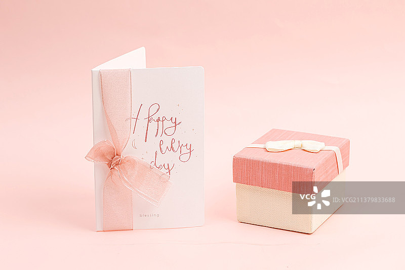 母亲节送给母亲的礼物和贺卡图片素材