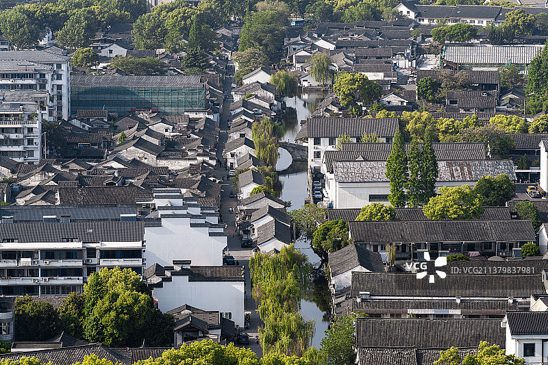 绍兴老城区里的江南水乡老街白昼风光图片素材