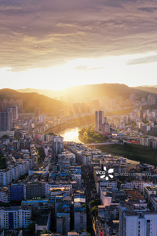 阳光洒满巴城图片素材