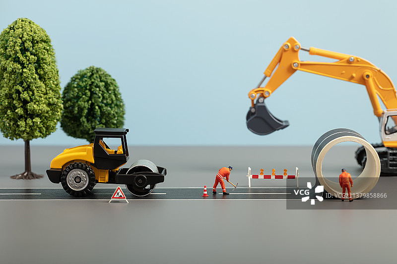 微缩创意机械设备压路机铺路修路的基建工人图片素材
