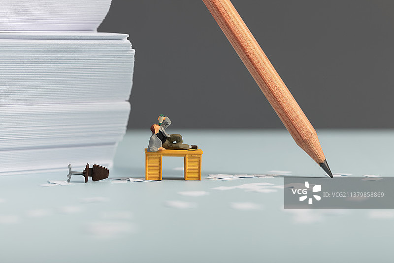 微缩创意躺平在办公桌上喝酒的醉汉图片素材