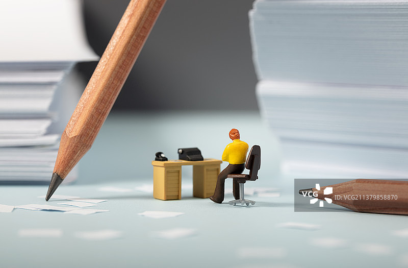 微缩创意办公桌前写作焦虑的思考男性图片素材