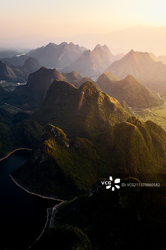 广西南宁市上林县大龙湖风景区山峰日落航拍图片素材