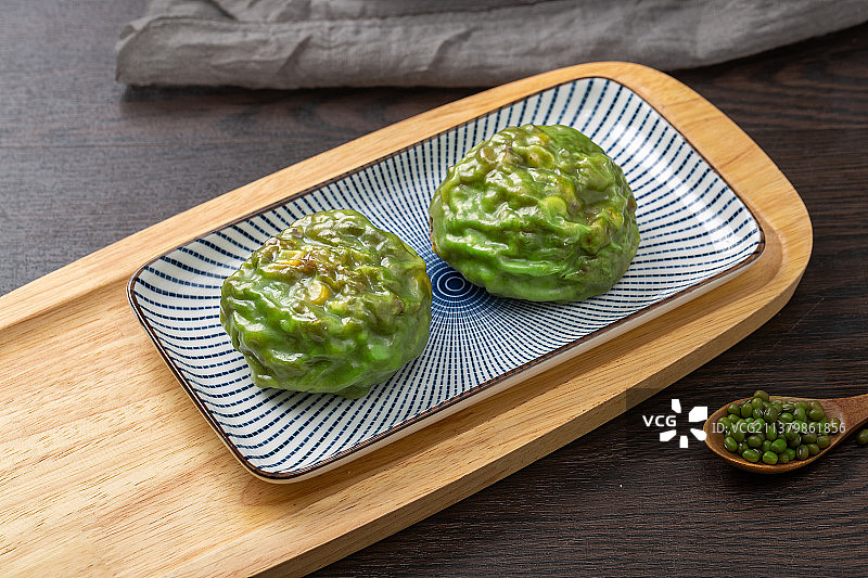 盘子里的绿色五谷杂粮粘豆包图片素材