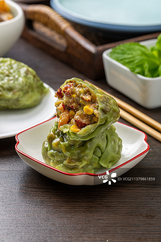 盘子里掰开的绿色五谷杂粮粘豆包图片素材