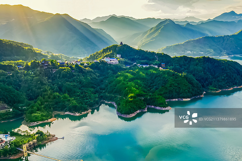 云和湖上夕阳下的村庄图片素材