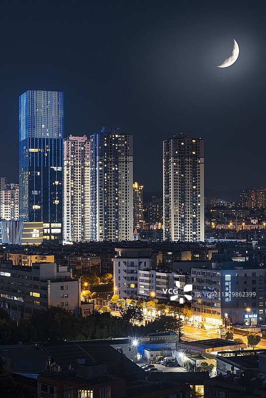 城市夜间照明建筑的高角度透视图片素材