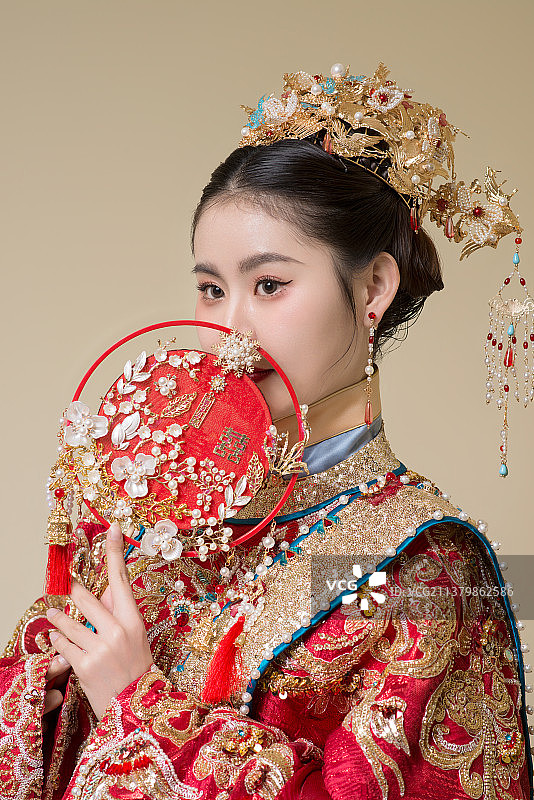 中西文化结合的婚纱造型图片素材