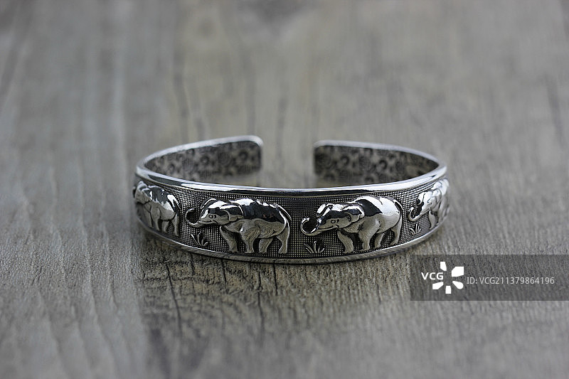 纯银手镯仿古大象图案银手镯图片素材