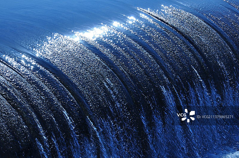 闪耀的蓝色流水图片素材