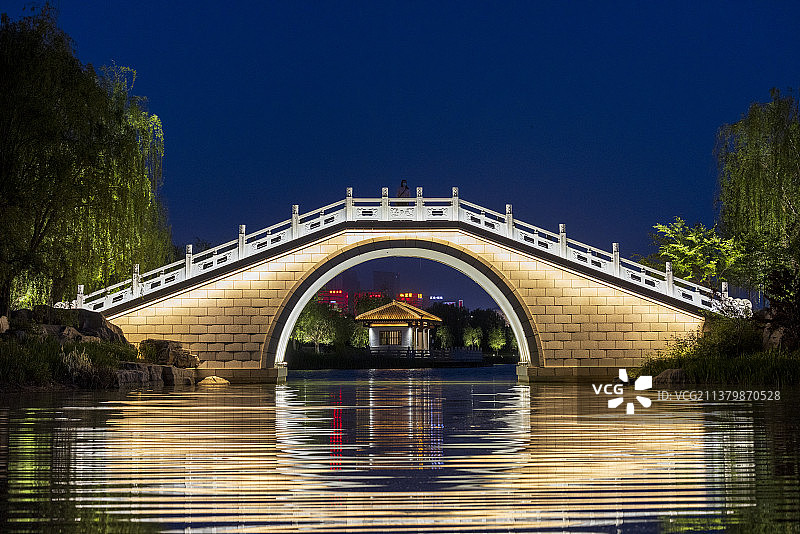 齐盛湖拱桥夜景 拍摄于淄博齐盛湖小区图片素材