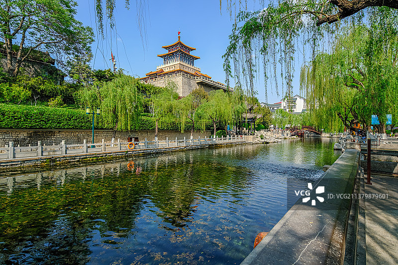 中国山东济南解放阁与护城河风光图片素材