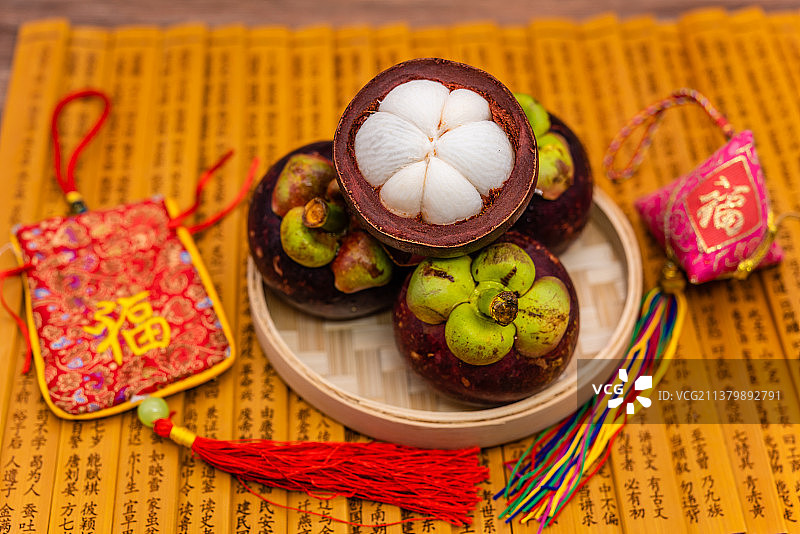 室内棚拍竹简福袋中国风背景上的山竹图片素材