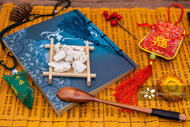 室内棚拍中国草药饮片龙骨图片素材