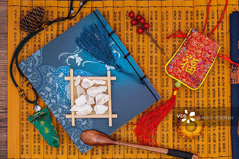 室内棚拍中国草药饮片龙骨图片素材