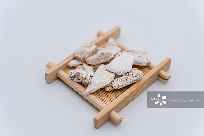 室内棚拍中国草药饮片龙骨图片素材