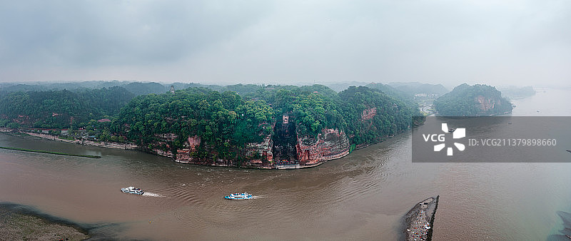 四川省乐山市三江交汇处，烟雨中的乐山大佛图片素材
