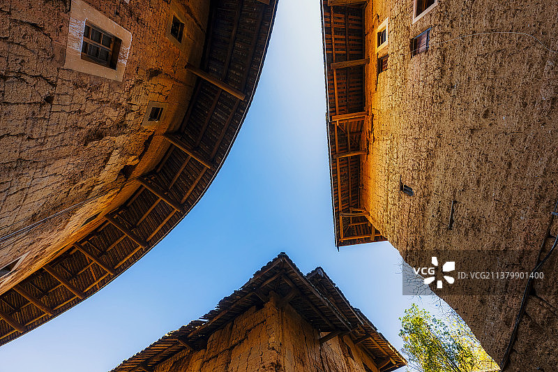 世界文化遗产、福建省龙岩市永定高北土楼群——承启楼（圆楼之王）一线天场景正下方视角图片素材