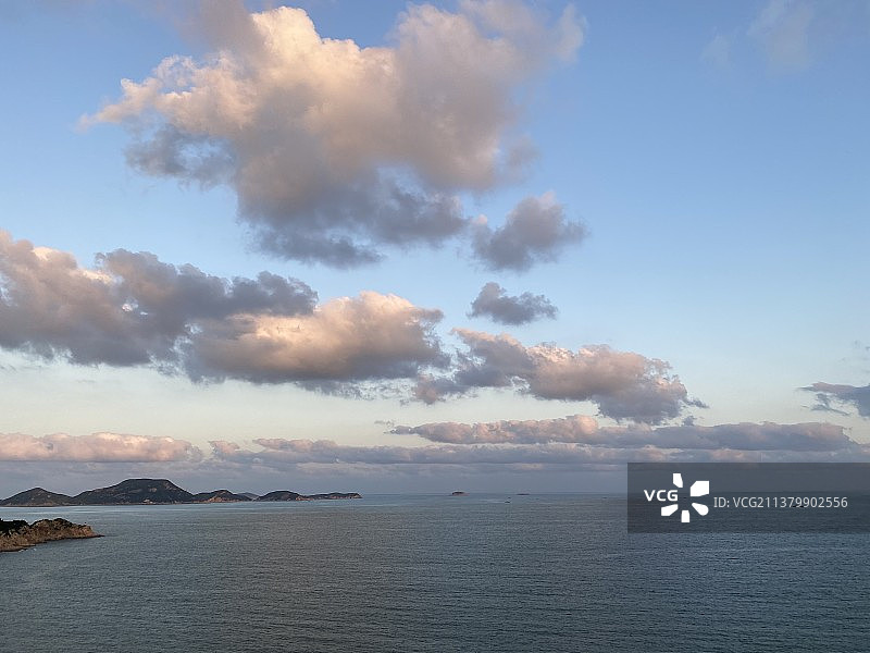 日落时海景映衬着戏剧性的天空图片素材