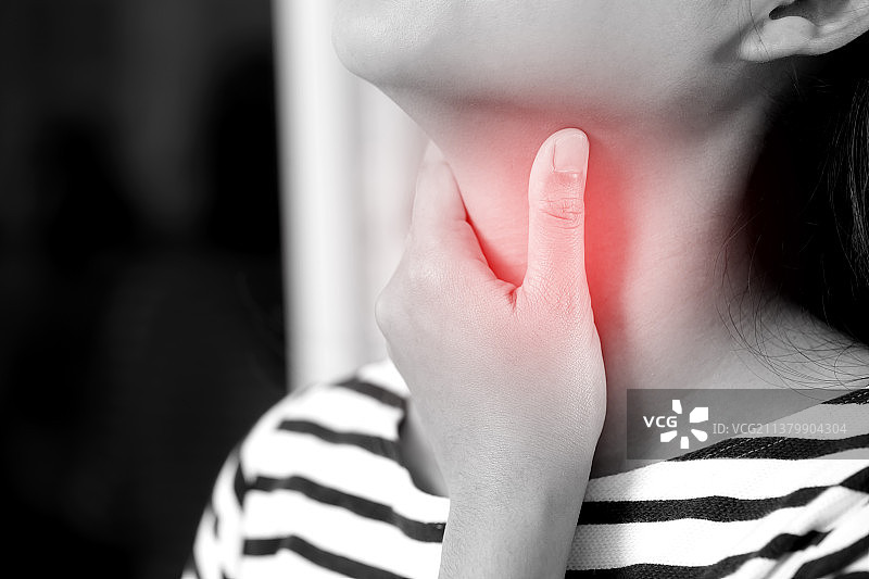 嗓子疼痛，肩部疼痛的女性图片素材