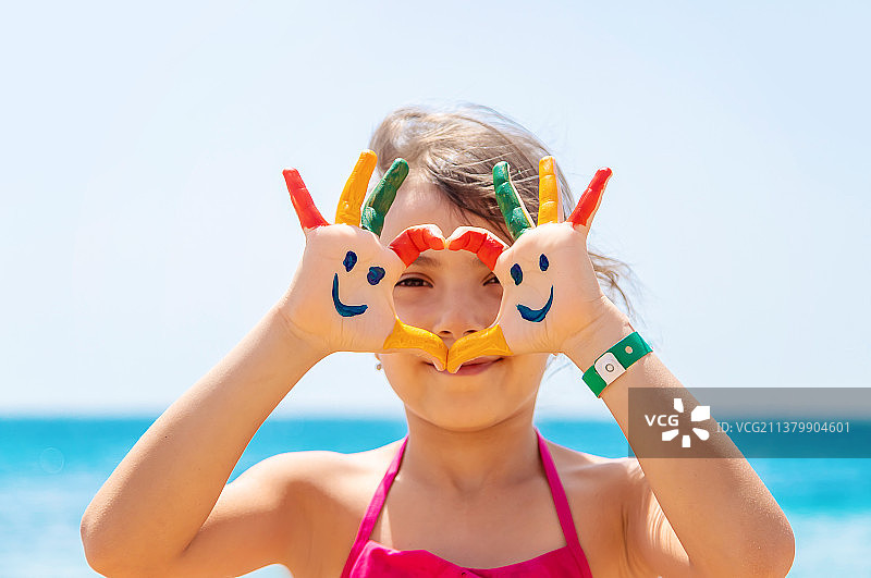 儿童手上的海洋彩绘图片素材