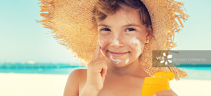 儿童皮肤上的防晒霜特写图片素材