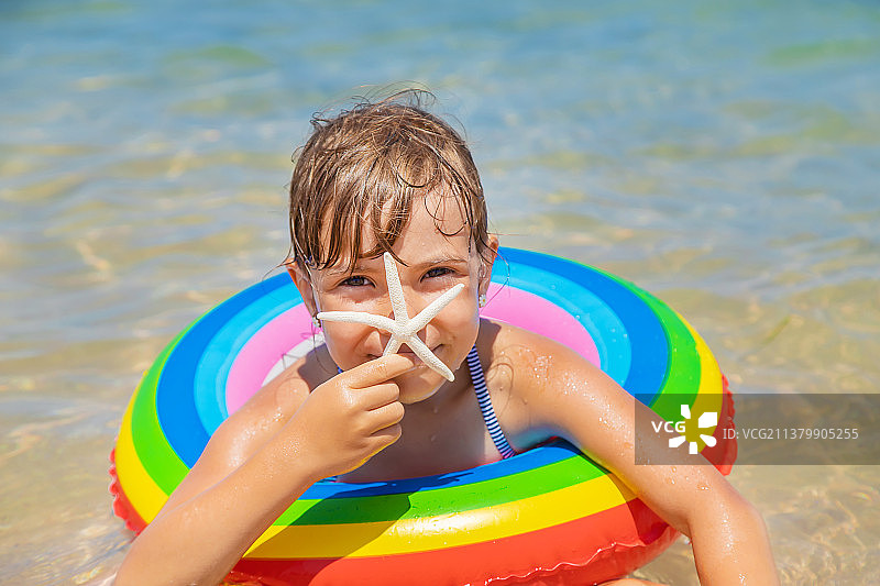 孩子手中的沙滩海星，选择性聚焦图片素材