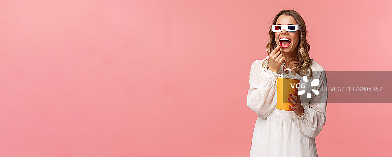 外出与春季概念：迷人的年轻人肖像图片素材