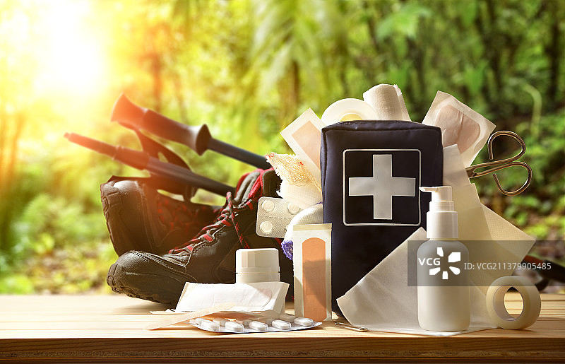 休闲运动使用的便携式急救设备图片素材