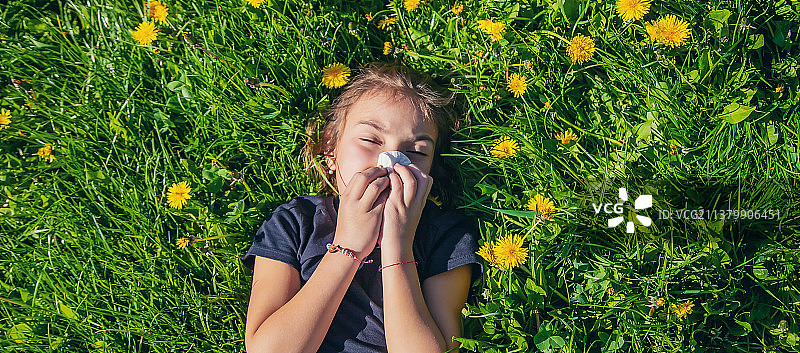孩子对花过敏（选择性焦点）图片素材