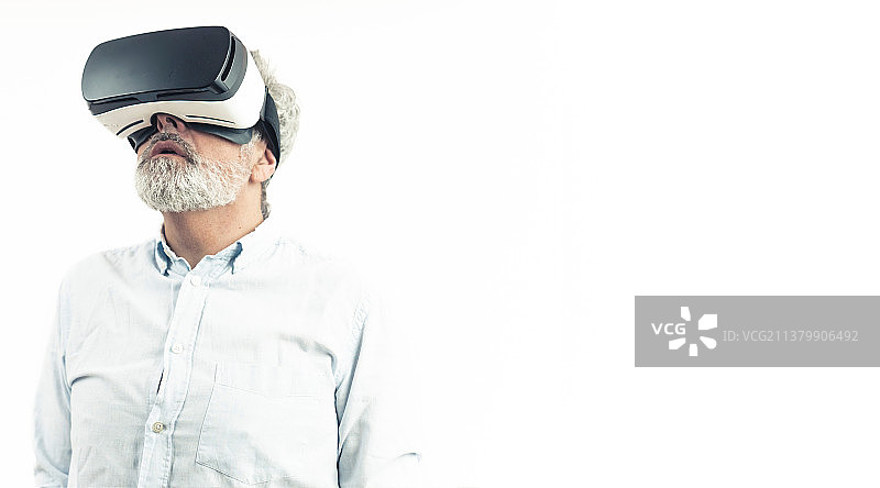 中年男人佩戴VR设备图片素材