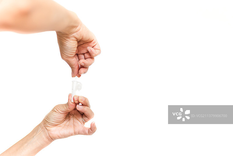 使用快速抗原测试套件进行COVID-19检测的女人，泰国图片素材