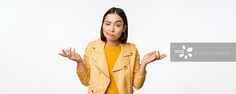 困惑的年轻亚洲女人耸着肩膀，面带疑问图片素材