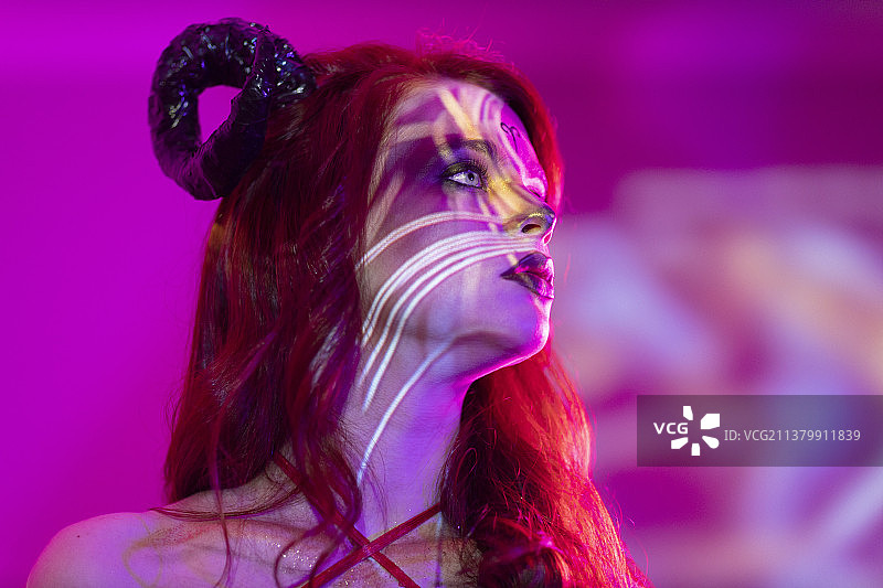 妆容精致的年轻女子，可能是摩羯座或白羊座图片素材