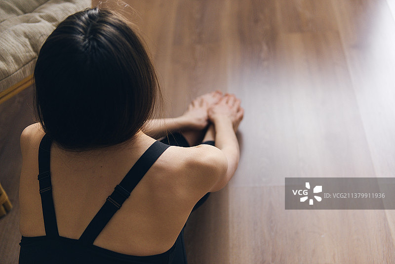 背部柔韧性训练——健康生活方式和保健概念图片素材