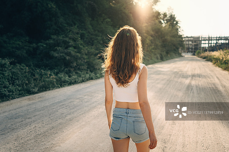 一位年轻女子在泰国奥南的阳光下行走图片素材