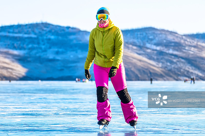 腿上溜冰鞋的脚部特写，一位穿着鲜艳的女人图片素材