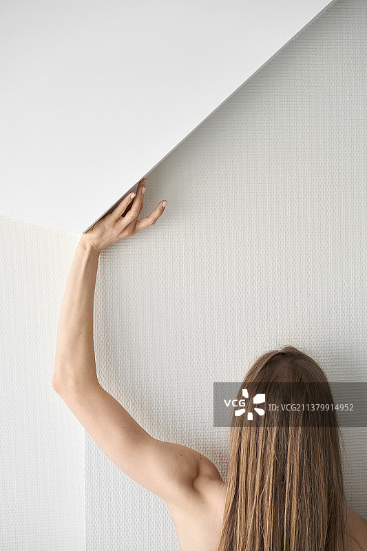 在明亮室内背影摆姿势的女人图片素材