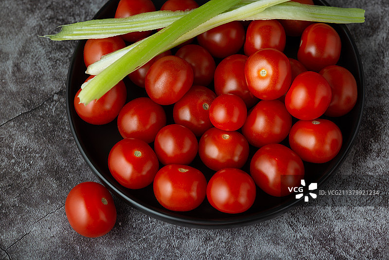 桌上的圣女果碗（仰视）图片素材