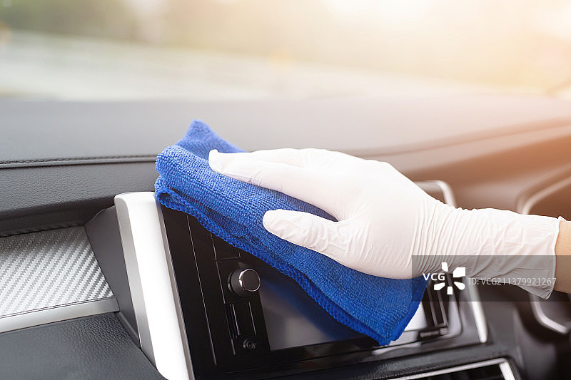 工人戴手套清洁汽车图片素材