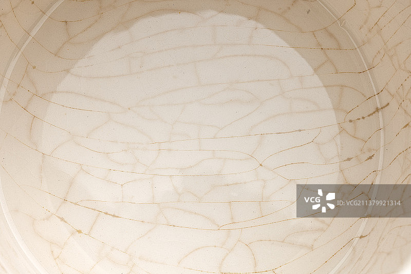 白色陶瓷杯底部的裂纹釉图片素材