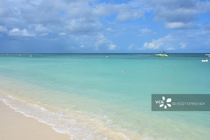 阿鲁巴棕榈滩的波浪轻轻拍打海岸图片素材