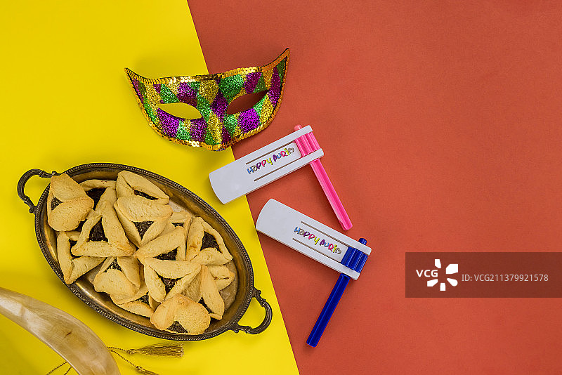 犹太节日上的哈曼塔什饼干和普林节玩具拨浪鼓图片素材