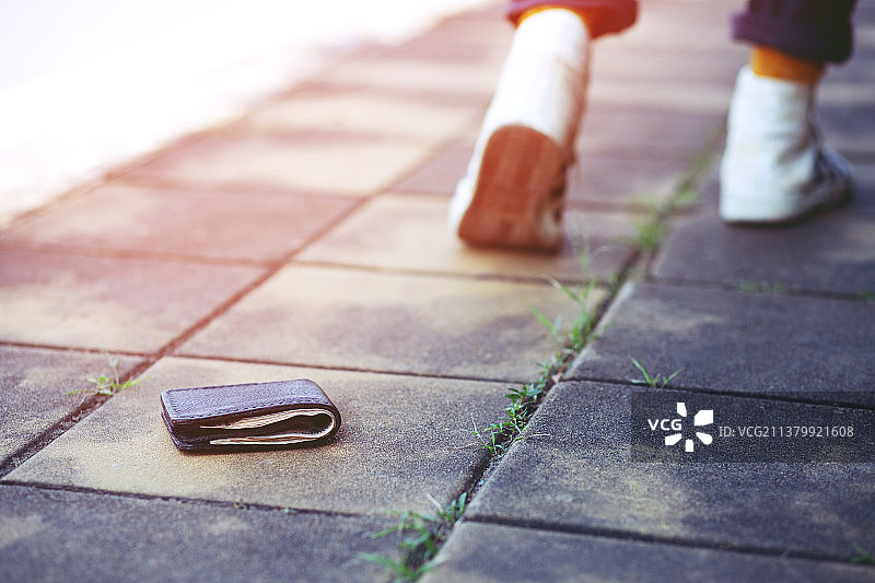 丢失皮革的年轻潮人图片素材