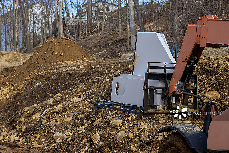 用吊臂叉车吊起厨房花岗岩，带建筑物图片素材