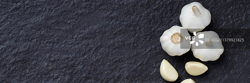 厨房里准备烹饪的干蒜俯视图图片素材