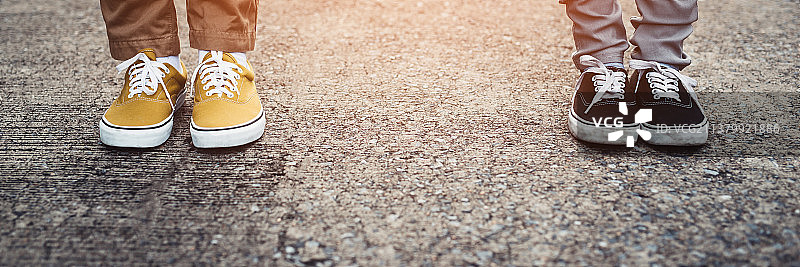 新常态：保持社交距离以预防新冠病毒图片素材