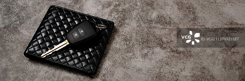 新车钥匙和带有汽车贷款问题的钱包图片素材